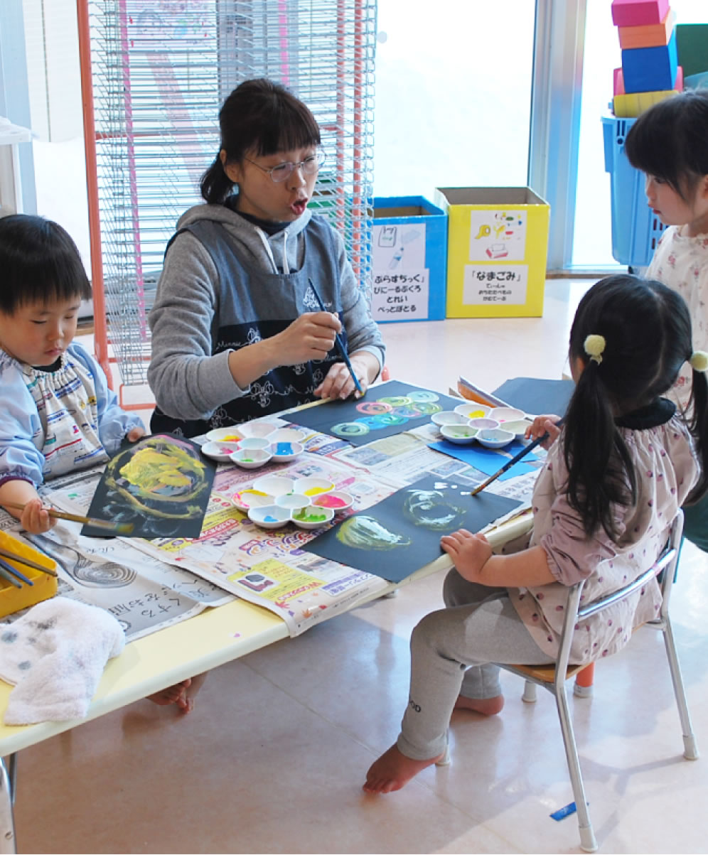 先生と園児の様子